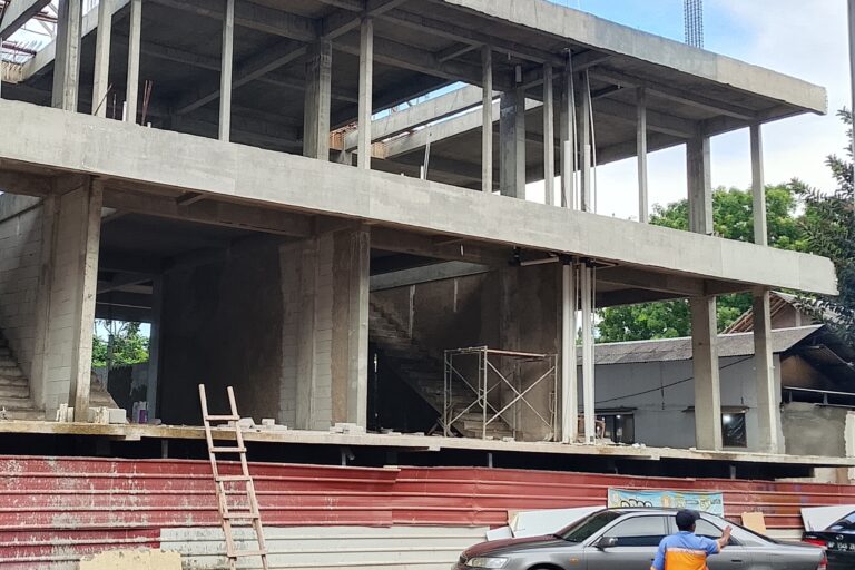 Diduga Belum Kantongi Izin, Proyek Bangunan di Golden Land Simpang Kara Disebut Memakan Ruas Jalan