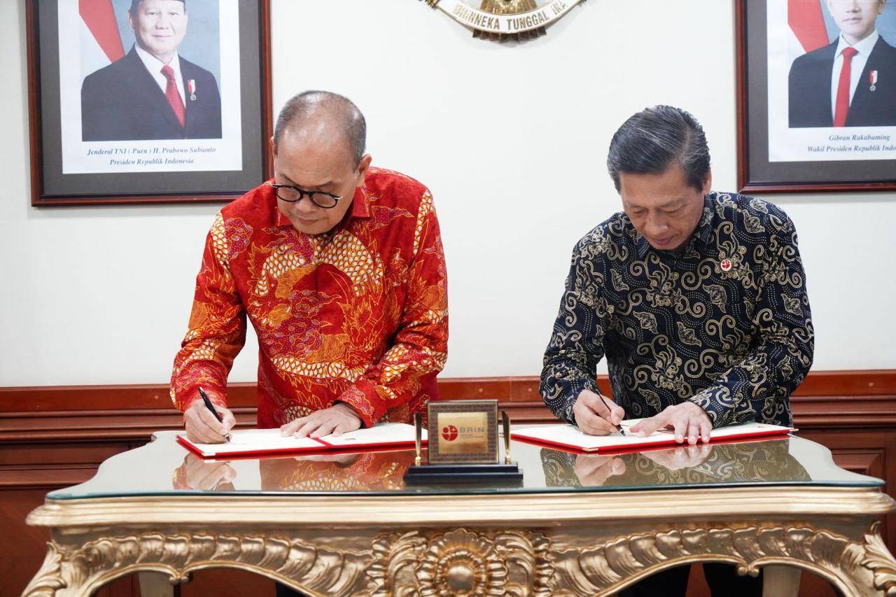 BP Batam dan BRIN menandatangani kerja sama untuk ketahanan air dan industri berkelanjutan. Dua pejabat BP Batam dan BRIN menandatangani perjanjian kerja sama di meja resmi, dengan latar foto presiden dan wakil presiden Indonesia.