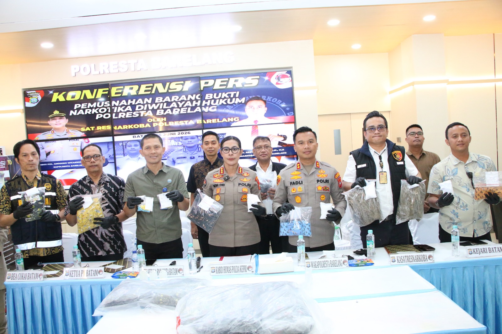Polresta Barelang bersama instansi terkait menggelar konferensi pers pemusnahan barang bukti narkotika. Di Lobby Mapolresta Barelang, sejumlah petugas dan perwakilan instansi berdiri memegang barang bukti sabu dalam konferensi pers pemusnahan narkotika.