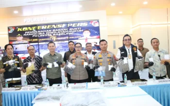 Di Lobby Mapolresta Barelang, sejumlah petugas dan perwakilan instansi berdiri memegang barang bukti sabu dalam konferensi pers pemusnahan narkotika.
