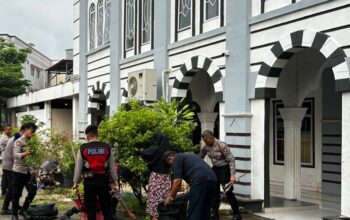 Sambut HUT Bhayangkara ke-80, Polisi dan Warga Gotong Royong Bersihkan Tiga Rumah Ibadah di Batam