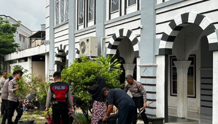 Sambut HUT Bhayangkara ke-80, Polisi dan Warga Gotong Royong Bersihkan Tiga Rumah Ibadah di Batam