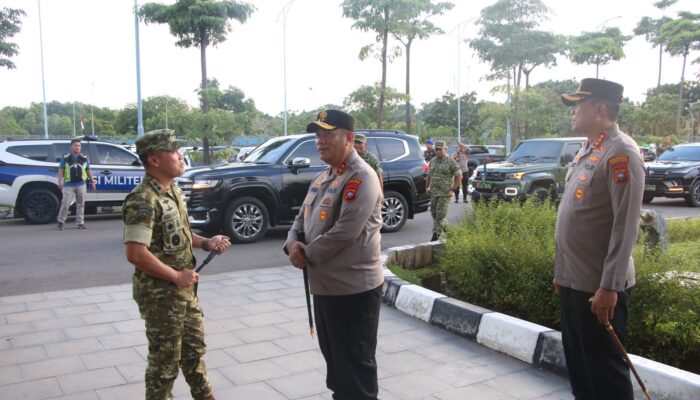 Kapolda Kepri Didampingi Kapolresta Barelang Sambut Menko Polkam di Terminal VVIP Hang Nadim