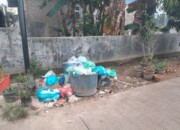 Tumpukan Sampah di Belakang Kantor Camat Bengkong Dikeluhkan Warga, Minta Segera Diangkut
