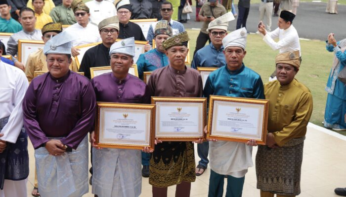 Hari Jadi ke-24 Provinsi Kepri, Ansar Ahmad Beri Penghargaan kepada Polda Kepri