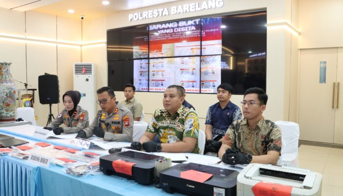 Polisi Bongkar Sindikat Pemalsuan SIM C di Batam, Dua Tersangka Ditangkap