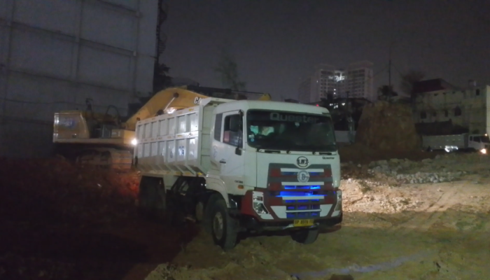 Dua Ekskavator Keruk Bukit di Nagoya Batam, Aktivitas Tengah Malam